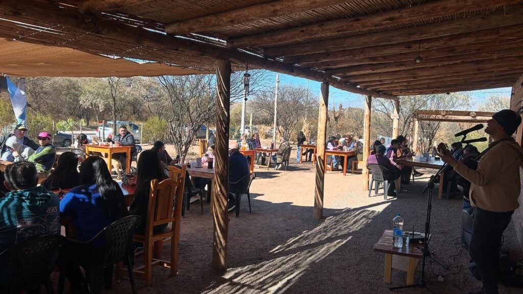 Galería con músico